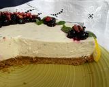 Foto del passaggio 14 della ricetta Cheesecake al basilico, limone e miele con yogurt, pinoli e morette di rovo