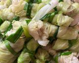 Hình bước làm 2 của món Canh bắp cải cuộn thịt