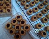 Foto langkah ke 6 dari resep Blueberry thumbprint cookies.