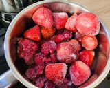 Erdei gyümölcsös-vaníliapudingos piskóta recept fázis 1 fotója