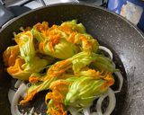 Foto del paso 2 de la receta: Acá las quecas! De flor de calabaza!