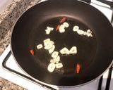 Foto del paso 6 de la receta Lubina a la sal con gulas y patata cocida