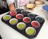 Foto del paso 4 de la receta: Magdalenas de colores con pepitas de chocolate