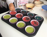 Foto del paso 4 de la receta: Magdalenas de colores con pepitas de chocolate