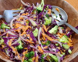 Foto del paso 1 de la receta: Ensalada de col morada (repollo) y brócoli