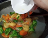 Foto langkah ke 3 dari resep Tumis tahu brokoli wortel.