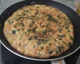 Foto langkah ke 2 dari resep Omelet Oat isi Ayam Bayam.