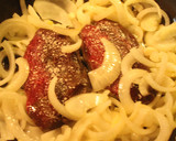 Foto del paso 7 de la receta: Fideos con pesto y churrascos encebollados