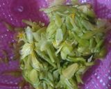 Foto langkah ke 2 dari resep Tumis bunga pepaya.