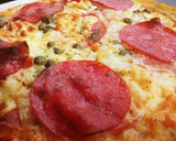 Foto del paso 4 de la receta: Pizza amb cuixot salat, dolç, salami i alcaparras amb vinagre