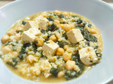 Arroz caldoso con espinacas, garbanzos y tofu