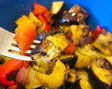 Foto del paso 2 de la receta: Ensalada tibia de papines, berenjenas, morrón y cebollas