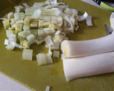 Foto del paso 1 de la receta: Sopa de puerros y salmón