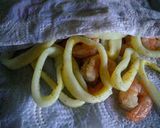 Foto del paso 3 de la receta: Anillos de calamar y gambas-camarones-a la romana...!