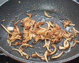 Foto del paso 3 de la receta: Conejo con cebolla caramelizada al Pedro Ximénez