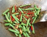 A picture of step 4 of Stir-Fried Green Beans with Ground Beef.