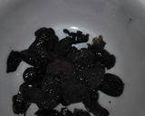 Foto del paso 2 de la receta Carpacio de tomate con anchoas y picada de aceitunas negras