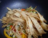 A picture of step 3 of Leftover chapati noodles in 10 minutes.