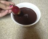 A picture of step 5 of Choco straberry dip.