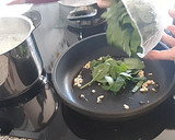 Foto del paso 6 de la receta: Tortellinis en salsa con tomate y espinacas