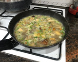 Foto del paso 5 de la receta: Setas salteadas con ajetes tiernos y solomillo de pechuga de pollo