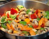 Foto del paso 3 de la receta: Trutros de pollo estofados con camote y yerbas frescas