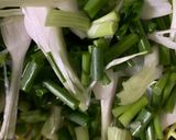 Hình bước làm 3 của món Nấm xào hành tây