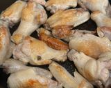 Hình bước làm 2 của món Cánh gà chiên nước mắm