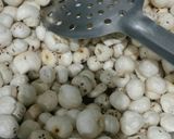 A picture of step 1 of Magic masala jhatpat makhana.