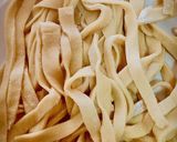 Foto del paso 2 de la receta Sopa de tallarines frescos con setas al curry