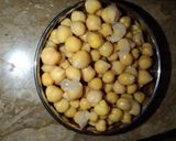 A picture of step 1 of Dhahi Phulki chaat.