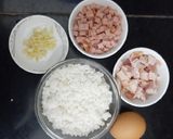 Hình bước làm 1 của món Cơm chiên xúc xích tỏi và thịt xông khói
