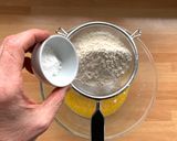 Foto del passaggio 3 della ricetta Madeleines Glassate al Cioccolato con il Cuore di Miele