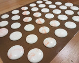 Foto del paso 16 de la receta: Macarons diablillos con relleno de crema de frambuesa!!!