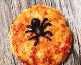 Hình bước làm 5 của món Mini Spider Pizzas- Halloween