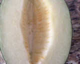 Foto del paso 1 de la receta: Melón con yogurt y galletas