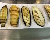 Une image de l'étape 7 de Millefeuilles d’aubergines grillées au labneh, épices et persil.