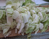 Foto del paso 1 de la receta: Pechuga de pollo y col en salsa