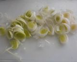 Foto del paso 6 de la receta: Merluza al limón al horno con salsa de verduras, cítricos y nata