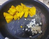 รูปขั้นตอนการทำที่ 1 ของ ฟักทองผัดไข่ โหระพา