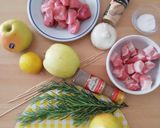 Foto del passaggio 1 della ricetta Spiedini di lombo di maiale con salsa di mele, zenzero e rosmarino