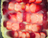 Foto del paso 9 de la receta: Tarta de frutillas con masa y pastelera al microondas