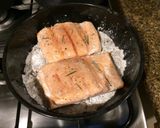 Foto del paso 8 de la receta: Salmón a la "piastra di sale" ligeramente ahumado