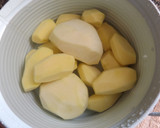 Foto del paso 1 de la receta: Pastel de patatas con requesón y lomo embuchado
