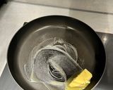 A picture of step 1 of Irmik Helvası (Semolina Halva).