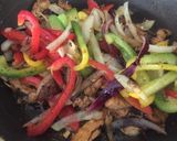 Foto langkah ke 7 dari resep Chicken Fajitas ft Tortilla.