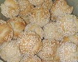 Foto langkah ke 3 dari resep Roti Ketawa Wijen.