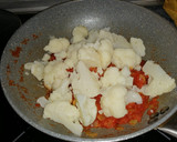 Foto del paso 4 de la receta: Coliflor rehogada con salsa de tomate