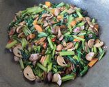 Foto langkah ke 4 dari resep Tumis Jamur Sawi Hijau Mudah, Enak, dan Cepat.