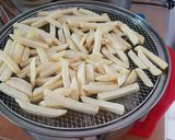 รูปขั้นตอนการทำที่ 1 ของ ลองทำเฟรนช์ฟรายหม้ออบลมร้อนครั้งแรก🍟 ราดด้วย Garlic sauce